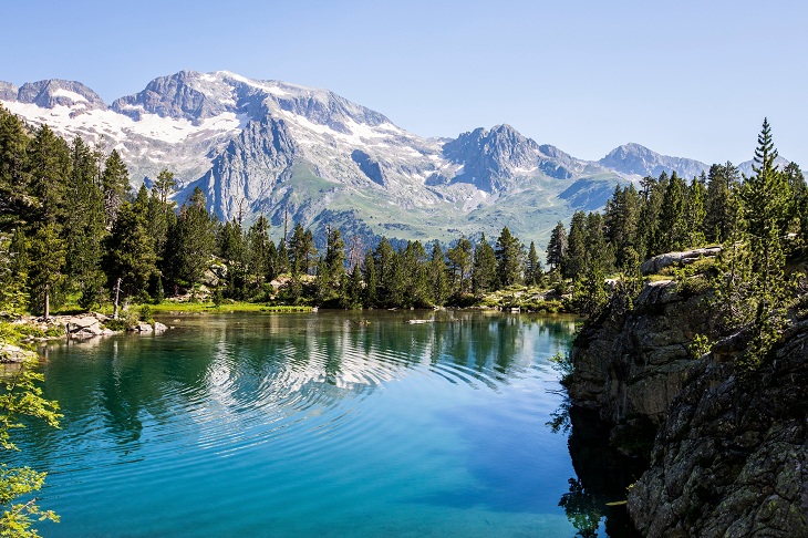 Der Naturpark Posets-Maladeta umfasst eine Fläche von 33.440 Hektar und umfasst die Gemeinden Gistaín, San Juan de Plan, Sahún, Benasque und Montanuy Der Naturpark Posets-Maladeta umfasst eine Fläche von 33.440 Hektar und umfasst die Gemeinden Gistaín, San Juan de Plan, Sahún, Benasque und Montanuy