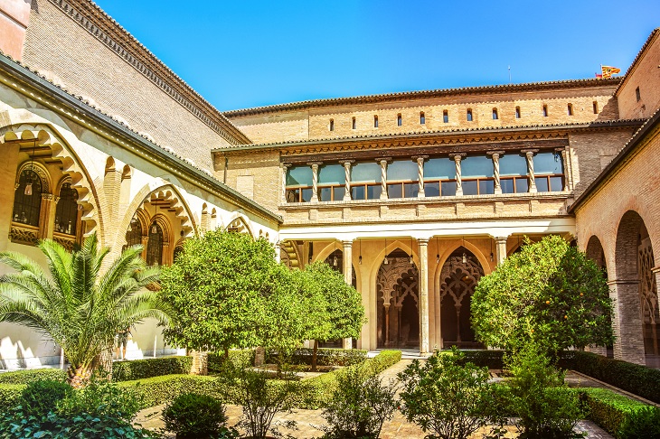 Der Palacio de la Aljafería (Zaragoza) war die Freizeitresidenz der muslimischen Könige und spiegelt die Pracht wider, die das Taifa-Königreich auf dem Höhepunkt seiner politischen und kulturellen Blütezeit erreichte. Der Palacio de la Aljafería (Zaragoza) war die Freizeitresidenz der muslimischen Könige und spiegelt die Pracht wider, die das Taifa-Königreich auf dem Höhepunkt seiner politischen und kulturellen Blütezeit erreichte.