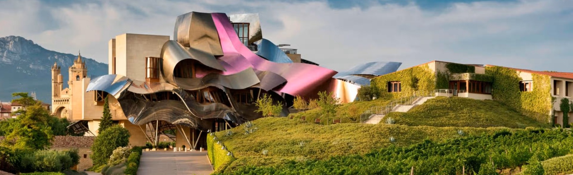 Dieses 5-Sterne-Hotel in Elciego (Rioja Alavesa) befindet sich in der Stadt des Weins Marqués de Riscal und ist ein Chateux aus dem 21. Jahrhundert, das vom Architekten Frank Gehry entworfen wurde