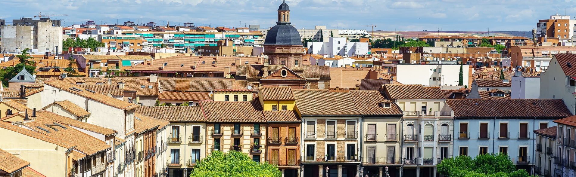 Blick auf Alcalá de Henares, Ziel des Cervantes-Zuges, ein kulturelles Erlebnis, das Reisende dem Vermächtnis des Autors von Don Quijote und dem historischen Erbe der Stadt näherbringt.
