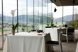 Hauptsaal des Azurmendi (Larrabetzu, Vizcaya), einem Gourmettempel unter der Leitung des Küchenchefs Eneko Atxa Hauptsaal des Azurmendi (Larrabetzu, Vizcaya), einem Gourmettempel unter der Leitung des Küchenchefs Eneko Atxa