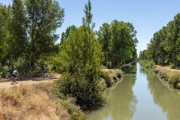 Radfahrer auf einem Abschnitt des Kanal von Kastilien in der Provinz Valladolid