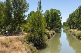 Radfahrer auf einem Abschnitt des Kanal von Kastilien in der Provinz Valladolid Radfahrer auf einem Abschnitt des Kanal von Kastilien in der Provinz Valladolid