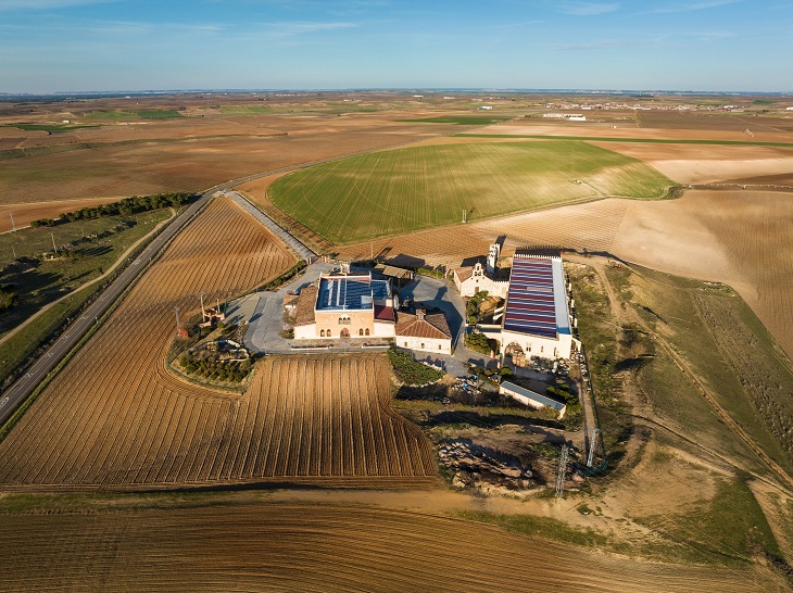 Luftaufnahme eines Weinguts am Stadtrand von Rueda in Valladolid, einem der bedeutenden Orte der Rueda-Weinstrasse, die eng mit der Weinbaulandschaft der geschützten Herkunftsbezeichnung verbunden ist Luftaufnahme eines Weinguts am Stadtrand von Rueda in Valladolid, einem der bedeutenden Orte der Rueda-Weinstrasse, die eng mit der Weinbaulandschaft der geschützten Herkunftsbezeichnung verbunden ist
