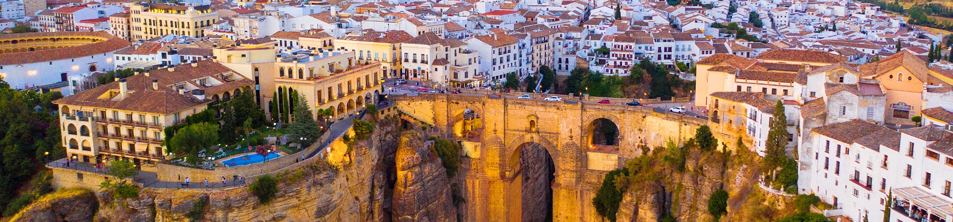 Ronda (Málaga) teilt sein Stadtgebiet auf beide Seiten des Tajo de Ronda, einer über 100 Meter tiefen Schlucht. Die Altstadt wurde zum Kulturgut erklärt