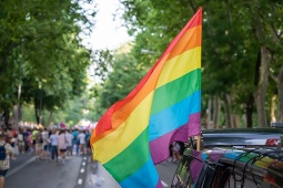 Das Highlight der Madrid Orgullo, die grosse Pride-Parade, findet am 4. Juli statt und macht die Hauptstadt mit Konzerten und der traditionellen Begrüssungsrede in Chueca zum Zentrum der Vielfalt und der Inklusion. Das Highlight der Madrid Orgullo, die grosse Pride-Parade, findet am 4. Juli statt und macht die Hauptstadt mit Konzerten und der traditionellen Begrüssungsrede in Chueca zum Zentrum der Vielfalt und der Inklusion.