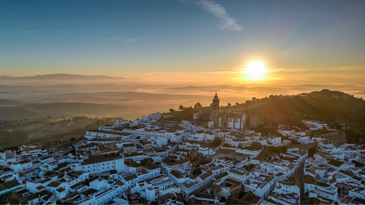 Sonnenaufgang in der Stadt Medina Sidonia in der Provinz Cádiz