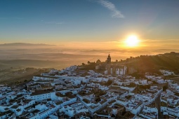 Sonnenaufgang in der Stadt Medina Sidonia in der Provinz Cádiz Sonnenaufgang in der Stadt Medina Sidonia in der Provinz Cádiz