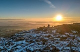 Sonnenaufgang in der Stadt Medina Sidonia in der Provinz Cádiz Sonnenaufgang in der Stadt Medina Sidonia in der Provinz Cádiz