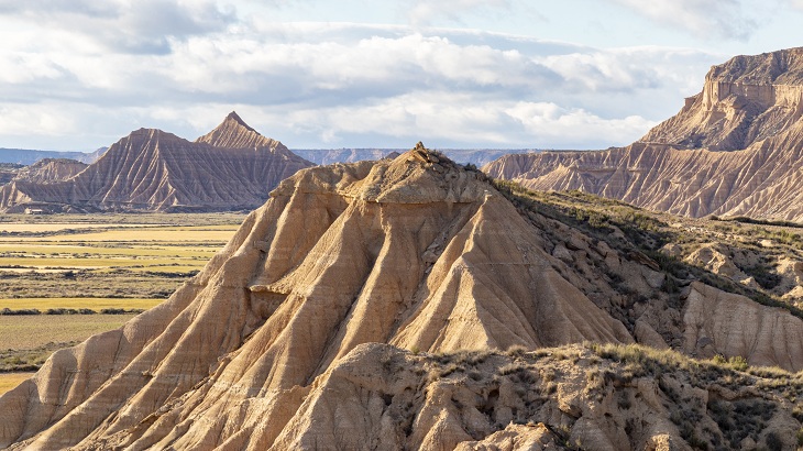Die Bardenas Reales in Tudela (im Süden Navarras) sind ein 42.500 Hektar grosser Naturpark, der im Jahr 2000 von der UNESCO zum Weltbiosphärenreservat erklärt wurd Die Bardenas Reales in Tudela (im Süden Navarras) sind ein 42.500 Hektar grosser Naturpark, der im Jahr 2000 von der UNESCO zum Weltbiosphärenreservat erklärt wurd