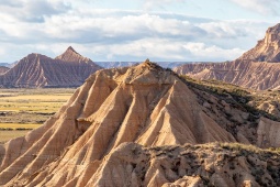 Die Bardenas Reales in Tudela (im Süden Navarras) sind ein 42.500 Hektar grosser Naturpark, der im Jahr 2000 von der UNESCO zum Weltbiosphärenreservat erklärt wurd Die Bardenas Reales in Tudela (im Süden Navarras) sind ein 42.500 Hektar grosser Naturpark, der im Jahr 2000 von der UNESCO zum Weltbiosphärenreservat erklärt wurd
