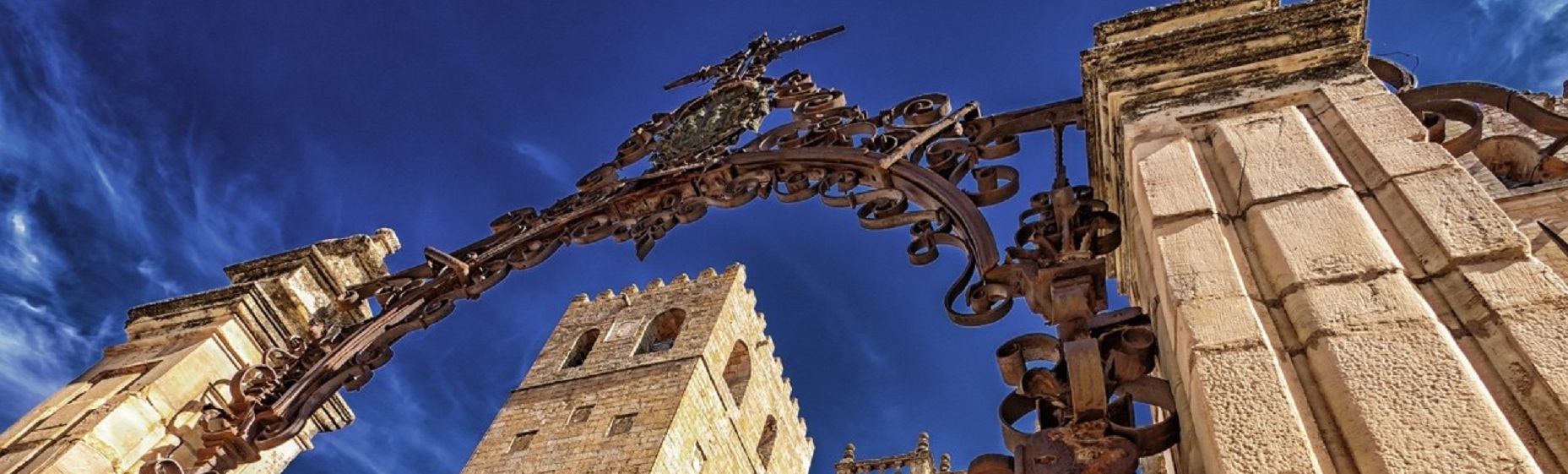 Die Kathedrale Santa María de Sigüenza (Guadalajara), im romanischen und gotischen Stil des 12. Jahrhunderts
