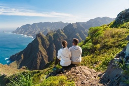 카나리아 제도 테네리페(Tenerife)의 아나가 자연공원(Anaga Rural Park)에서 트레킹을 마친 뒤 풍경을 감상하는 하이커들