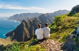 카나리아 제도 테네리페(Tenerife)의 아나가 자연공원(Anaga Rural Park)에서 트레킹을 마친 뒤 풍경을 감상하는 하이커들