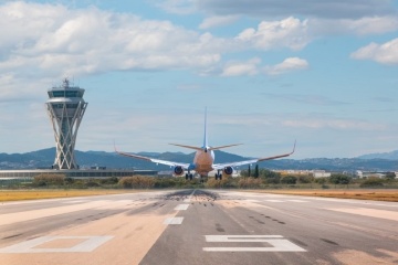 Landung am Flughafen El Prat in Barcelona, España
