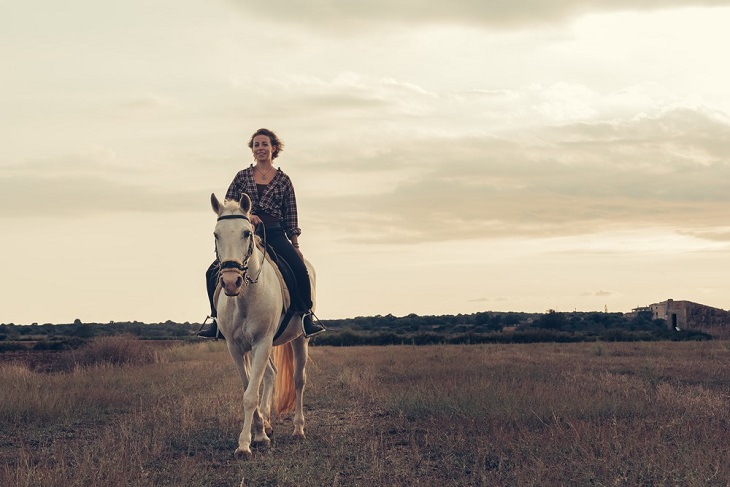 Reitausflüge sind eine der besten Möglichkeiten, die Natur des Landes zu erkunden. Reitausflüge sind eine der besten Möglichkeiten, die Natur des Landes zu erkunden.