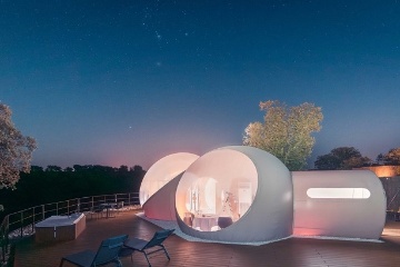 Aussenansicht der Miluna Nature Rooms (Toledo), die einen Aufenthalt in einer Kuppel inmitten der Natur bietet, um unter den Sternen zu schlafen.