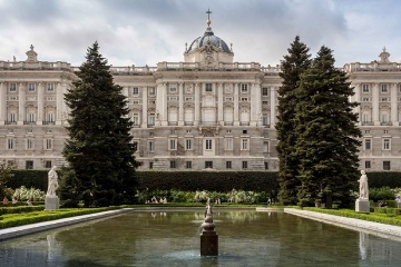 Königspalast und Blick auf die Sabatini-Gärten, Madrid, Spanien